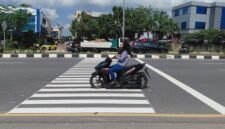 Rambu keselamatan penyeberangan di jalan Laksamana Bintan yang dipasang oleh Dinas Perhubungan, di SDN 001, Selasa (14/4/2026). Matapedia6.com/Luci