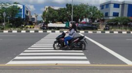 Rambu keselamatan penyeberangan di jalan Laksamana Bintan yang dipasang oleh Dinas Perhubungan, di SDN 001, Selasa (14/4/2026). Matapedia6.com/Luci
