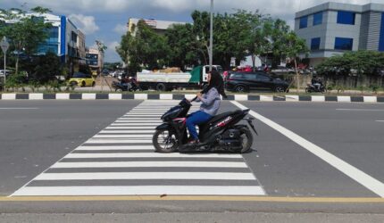 Rambu keselamatan penyeberangan di jalan Laksamana Bintan yang dipasang oleh Dinas Perhubungan, di SDN 001, Selasa (14/4/2026). Matapedia6.com/Luci