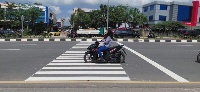 Rambu keselamatan penyeberangan di jalan Laksamana Bintan yang dipasang oleh Dinas Perhubungan, di SDN 001, Selasa (14/4/2026). Matapedia6.com/Luci