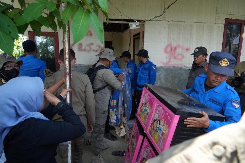 Tim terpadu tertibkan bangunan liar di Sei Binti, Kecamatan Sagulung, Kamis (16/4/2026). Foto:Ist