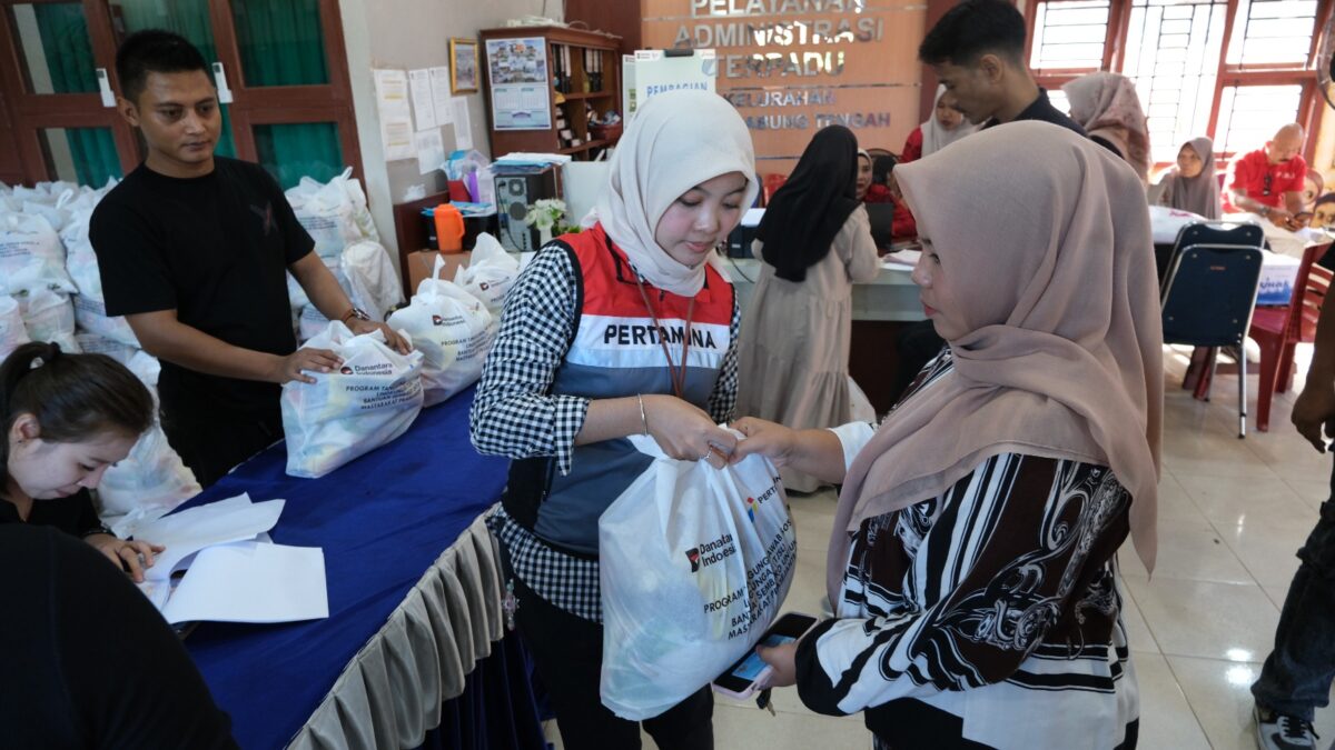 Pertamina Sumbagut menggelar pasar murah di Kelurahan Teluk Kabung Tengah, Kecamatan Bungkus Teluk Kabung, Kamis (16/4/2026). Foto:Ist