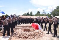 Upacara pelepasan berlangsung khidmat di rumah duka Perum Buana Mas, lalu berlanjut ke TPU Temiang dengan prosesi pemakaman kedinasan penuh penghormatan, Kamis (16/4/2026). Foto:Humas Polda