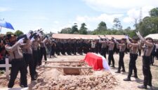 Upacara pelepasan berlangsung khidmat di rumah duka Perum Buana Mas, lalu berlanjut ke TPU Temiang dengan prosesi pemakaman kedinasan penuh penghormatan, Kamis (16/4/2026). Foto:Humas Polda