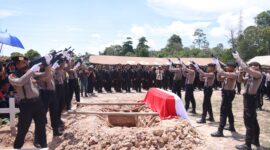 Upacara pelepasan berlangsung khidmat di rumah duka Perum Buana Mas, lalu berlanjut ke TPU Temiang dengan prosesi pemakaman kedinasan penuh penghormatan, Kamis (16/4/2026). Foto:Humas Polda