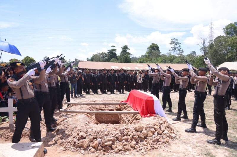 Upacara pelepasan berlangsung khidmat di rumah duka Perum Buana Mas, lalu berlanjut ke TPU Temiang dengan prosesi pemakaman kedinasan penuh penghormatan, Kamis (16/4/2026). Foto:Humas Polda