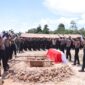 Upacara pelepasan berlangsung khidmat di rumah duka Perum Buana Mas, lalu berlanjut ke TPU Temiang dengan prosesi pemakaman kedinasan penuh penghormatan, Kamis (16/4/2026). Foto:Humas Polda