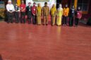 Kepala Sekolah SMKN 2 Batam Refio bersama para siswa. Foto:Istimewa