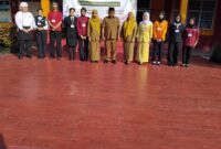 Kepala Sekolah SMKN 2 Batam Refio bersama para siswa. Foto:Istimewa