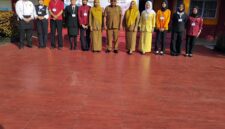 Kepala Sekolah SMKN 2 Batam Refio bersama para siswa. Foto:Istimewa