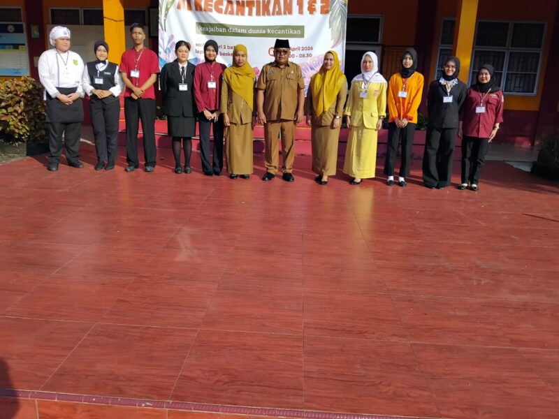 Kepala Sekolah SMKN 2 Batam Refio bersama para siswa. Foto:Istimewa