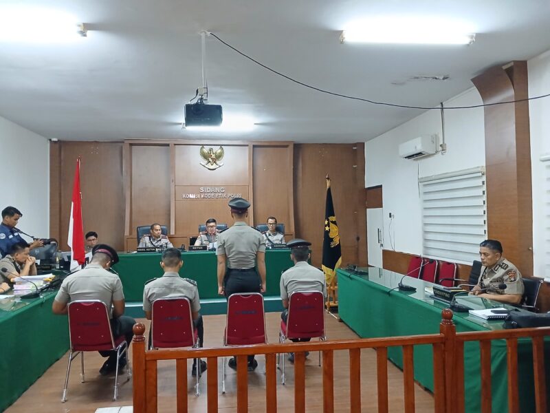 Empat polisi menjalani proses sidang kode etik di Polda Kepri, Jumat (17/4/2026). Foto: Humas Polda Kepri