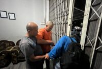 Terduga pelaku pencurian tabung gas 3 kg saat diamankan buser Polsek Batu Aji. Foto:Polsek Batu Aji