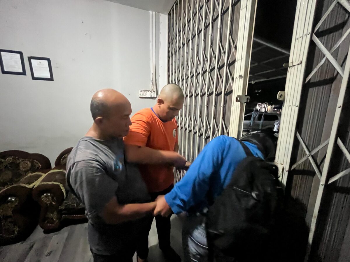 Terduga pelaku pencurian tabung gas 3 kg saat diamankan buser Polsek Batu Aji. Foto:Polsek Batu Aji