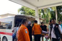Tim SAR evakuasi korban terseret saat berenang di Bengkong Golden Beach, Sabtu (18/4/2026). Foto:Ist