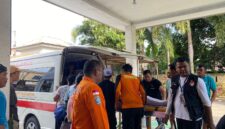 Tim SAR evakuasi korban terseret saat berenang di Bengkong Golden Beach, Sabtu (18/4/2026). Foto:Ist