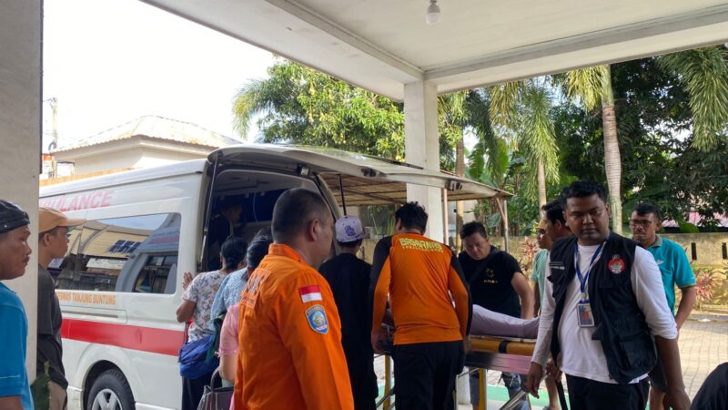 Tim SAR evakuasi korban terseret saat berenang di Bengkong Golden Beach, Sabtu (18/4/2026). Foto:Ist