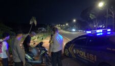 Patroli Polsek Batam Kota saat membubarkan balap liar pada Minggu (19/4/2026). Foto:Ist