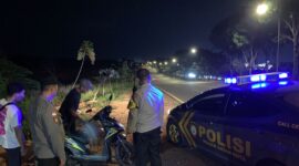 Patroli Polsek Batam Kota saat membubarkan balap liar pada Minggu (19/4/2026). Foto:Ist