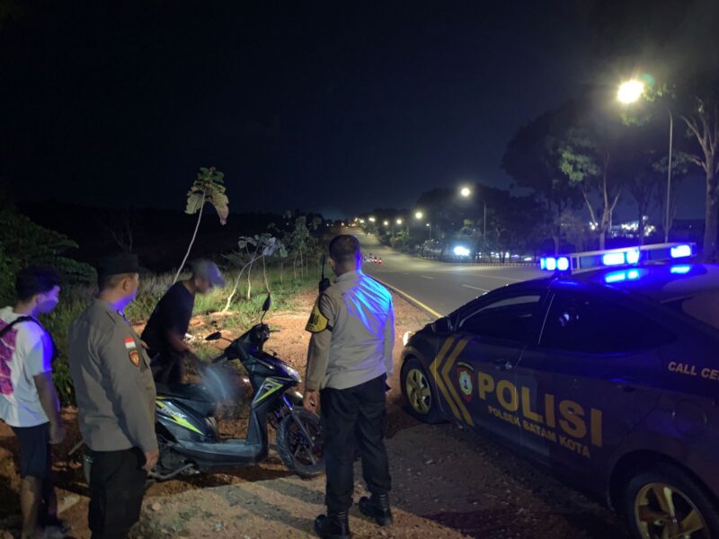 Patroli Polsek Batam Kota saat membubarkan balap liar pada Minggu (19/4/2026). Foto:Ist