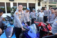 Kapolresta Barelang Kombes Pol Anggoro Wicaksono bersama Kasat Lantas saat menujukan barang bukti balap liar dalam jumpa pers, Senin (20/4/2026). Foto;Humas Polresta Barelang
