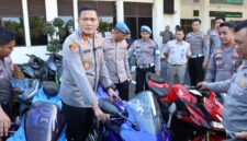 Kapolresta Barelang Kombes Pol Anggoro Wicaksono bersama Kasat Lantas saat menujukan barang bukti balap liar dalam jumpa pers, Senin (20/4/2026). Foto;Humas Polresta Barelang