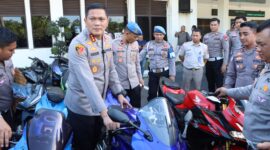 Kapolresta Barelang Kombes Pol Anggoro Wicaksono bersama Kasat Lantas saat menujukan barang bukti balap liar dalam jumpa pers, Senin (20/4/2026). Foto;Humas Polresta Barelang