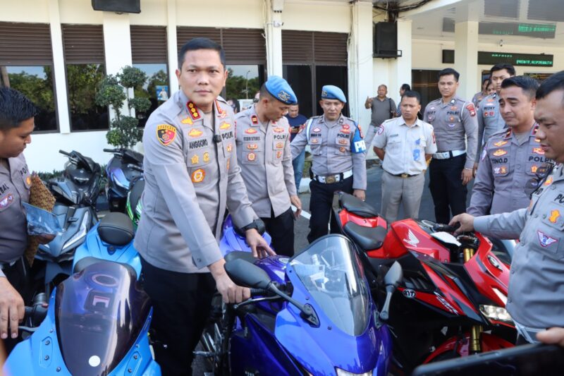 Kapolresta Barelang Kombes Pol Anggoro Wicaksono bersama Kasat Lantas saat menujukan barang bukti balap liar dalam jumpa pers, Senin (20/4/2026). Foto;Humas Polresta Barelang