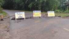 Jalan menuju Vista ditutup sementara karena ada perbaikan jalan persis ditanjanganenunu Hotel Vista, Selasa (21/4/2026). Matapedia6.com/Luci