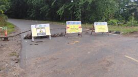 Jalan menuju Vista ditutup sementara karena ada perbaikan jalan persis ditanjanganenunu Hotel Vista, Selasa (21/4/2026). Matapedia6.com/Luci