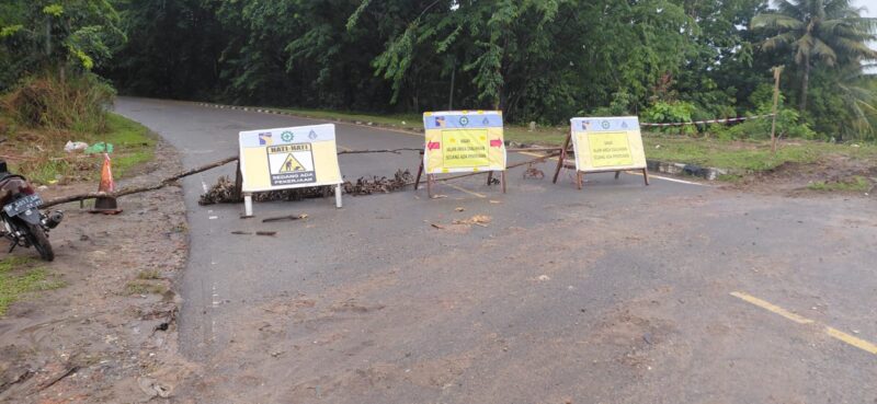 Jalan menuju Vista ditutup sementara karena ada perbaikan jalan persis ditanjanganenunu Hotel Vista, Selasa (21/4/2026). Matapedia6.com/Luci