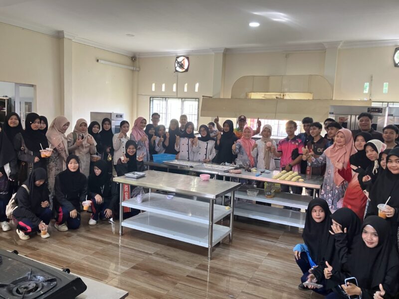 Pelajar sekolah Azitan Thailand saat berkunjung ke SMKN 2 Batam. Foto:Istimewa