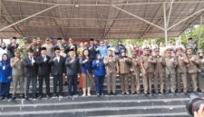 Wali Kota Batam Amsakar Achmad bersama seluruh forkopimda dan pejabat BP Batam foto bersama usai upacara, di engku Putri, Selasa (21/4/2026). Matapedia6.com/Luci