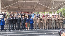 Wali Kota Batam Amsakar Achmad bersama seluruh forkopimda dan pejabat BP Batam foto bersama usai upacara, di engku Putri, Selasa (21/4/2026). Matapedia6.com/Luci