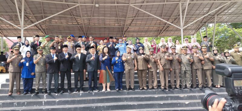 Wali Kota Batam Amsakar Achmad bersama seluruh forkopimda dan pejabat BP Batam foto bersama usai upacara, di engku Putri, Selasa (21/4/2026). Matapedia6.com/Luci