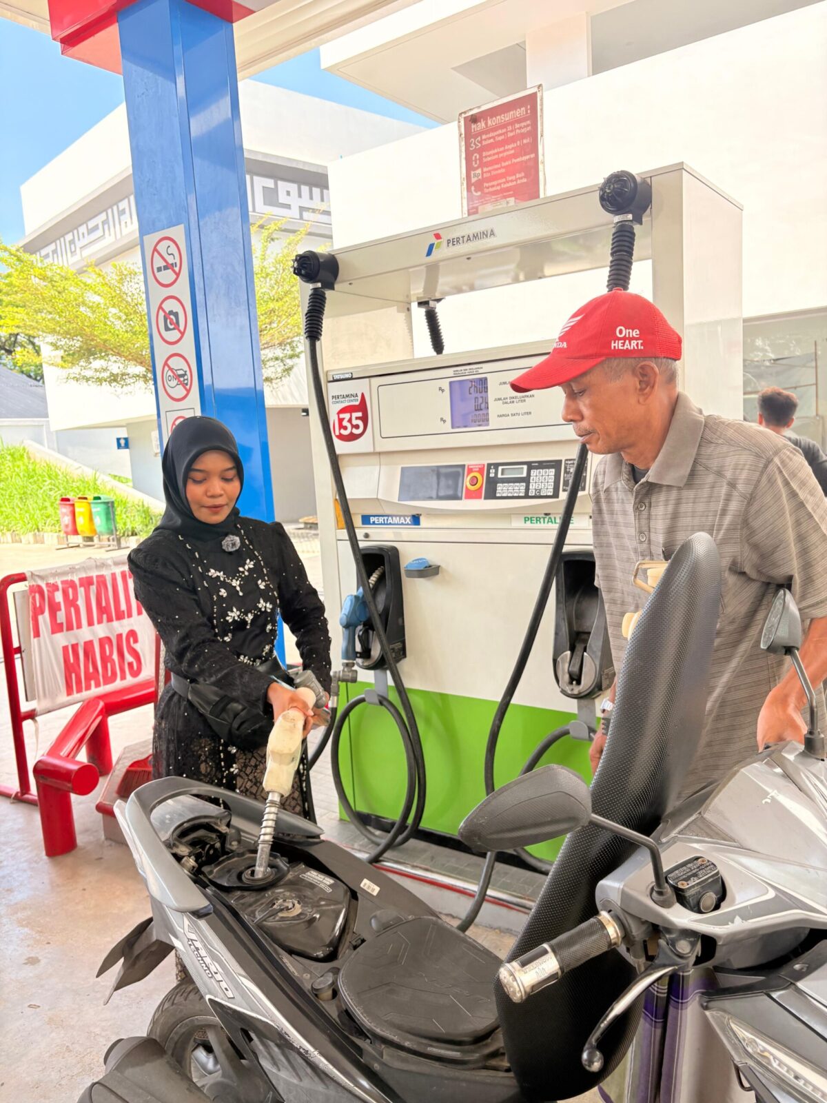 Operator SPBU di wilayah Medan. Foto:ist