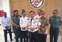 Kepala Bakamla RI, Laksdya TNI Dr. Irvansyah, S.H., M.Tr.Opsla, didampingi Wakil Gubernur Kepulauan Riau, Nyanyang Haris Pratamura, dan kepala BP Batam Amsakar Achmad serta jajaran saat memberikan keterangan di Gedung Mako Bakamla Raja Ali Haji, Setokok, Kamis (23/4/2026). Matapedia6.com/Luci