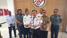 Kepala Bakamla RI, Laksdya TNI Dr. Irvansyah, S.H., M.Tr.Opsla, didampingi Wakil Gubernur Kepulauan Riau, Nyanyang Haris Pratamura, dan kepala BP Batam Amsakar Achmad serta jajaran saat memberikan keterangan di Gedung Mako Bakamla Raja Ali Haji, Setokok, Kamis (23/4/2026). Matapedia6.com/Luci