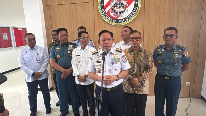Kepala Bakamla RI, Laksdya TNI Dr. Irvansyah, S.H., M.Tr.Opsla, didampingi Wakil Gubernur Kepulauan Riau, Nyanyang Haris Pratamura, dan kepala BP Batam Amsakar Achmad serta jajaran saat memberikan keterangan di Gedung Mako Bakamla Raja Ali Haji, Setokok, Kamis (23/4/2026). Matapedia6.com/Luci
