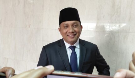 Kepala Dinas Lingkungan Hidup Kota Batam Dohar Mangalando Hasibuan, saat memberikan keterangan kepada media di Batam Centre, Kamis (23/4/2026). Matapedia6.com/Luci