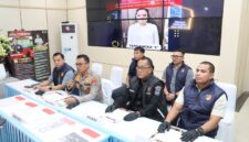 Polisi ekspos kasus penggelapan mobil rental di Batam, Kamis (23/4/2026). Foto:Ist