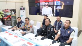 Polisi ekspos kasus penggelapan mobil rental di Batam, Kamis (23/4/2026). Foto:Ist