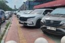Trotoar atau pedestarian di Jalan M Tahir tepatnya di green Land, Batam Centre jadi tempat parkir Kendaraan, pejalan kaki tidak bisa lewat, Jumat (24/4/2025). Matapedia6.com/Luci