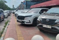 Trotoar atau pedestarian di Jalan M Tahir tepatnya di green Land, Batam Centre jadi tempat parkir Kendaraan, pejalan kaki tidak bisa lewat, Jumat (24/4/2025). Matapedia6.com/Luci