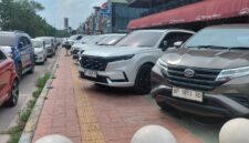 Trotoar atau pedestarian di Jalan M Tahir tepatnya di green Land, Batam Centre jadi tempat parkir Kendaraan, pejalan kaki tidak bisa lewat, Jumat (24/4/2025). Matapedia6.com/Luci