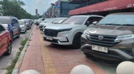 Trotoar atau pedestarian di Jalan M Tahir tepatnya di green Land, Batam Centre jadi tempat parkir Kendaraan, pejalan kaki tidak bisa lewat, Jumat (24/4/2025). Matapedia6.com/Luci