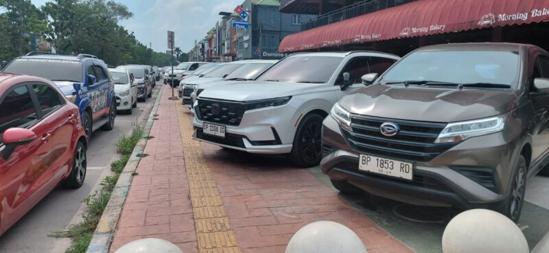 Trotoar atau pedestarian di Jalan M Tahir tepatnya di green Land, Batam Centre jadi tempat parkir Kendaraan, pejalan kaki tidak bisa lewat, Jumat (24/4/2025). Matapedia6.com/Luci