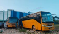Mobi bus yang parkir di kawasan STC Sekupang yang diduga dicuri Akinya. Foto:Ist