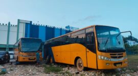 Mobi bus yang parkir di kawasan STC Sekupang yang diduga dicuri Akinya. Foto:Ist