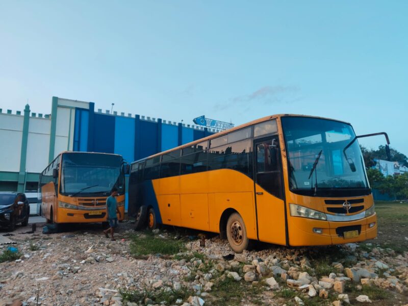 Mobi bus yang parkir di kawasan STC Sekupang yang diduga dicuri Akinya. Foto:Ist